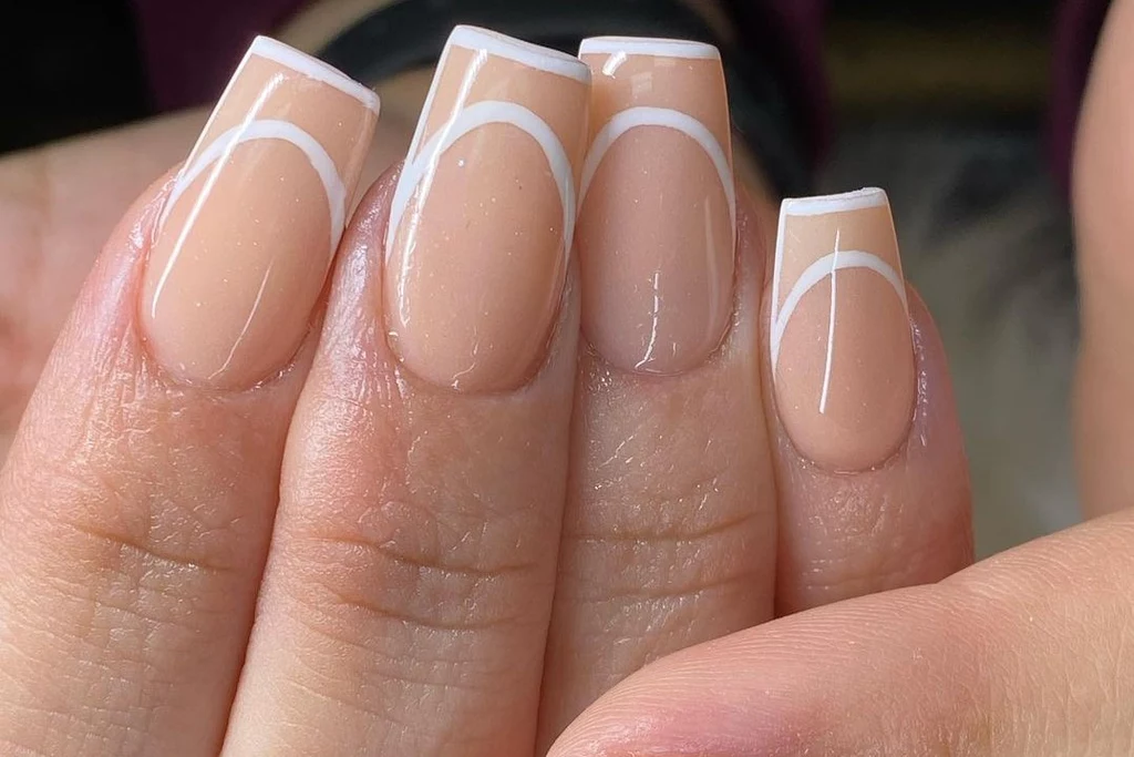 Outline french manicure to dobry pomysł na odświeżenie klasyka