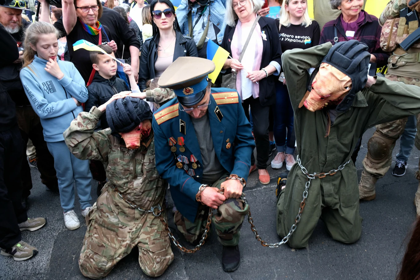 Przebrani za rosyjskich żołnierzy z głowami świń, którzy szli na czele niedzielnego protestu w Warszawie Przebrani za rosyjskich żołnierzy z głowami świń, którzy szli na czele niedzielnego protestu w Warszawie
