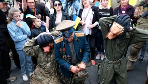Przebrani za rosyjskich żołnierzy z głowami świń, którzy szli na czele niedzielnego protestu w Warszawie