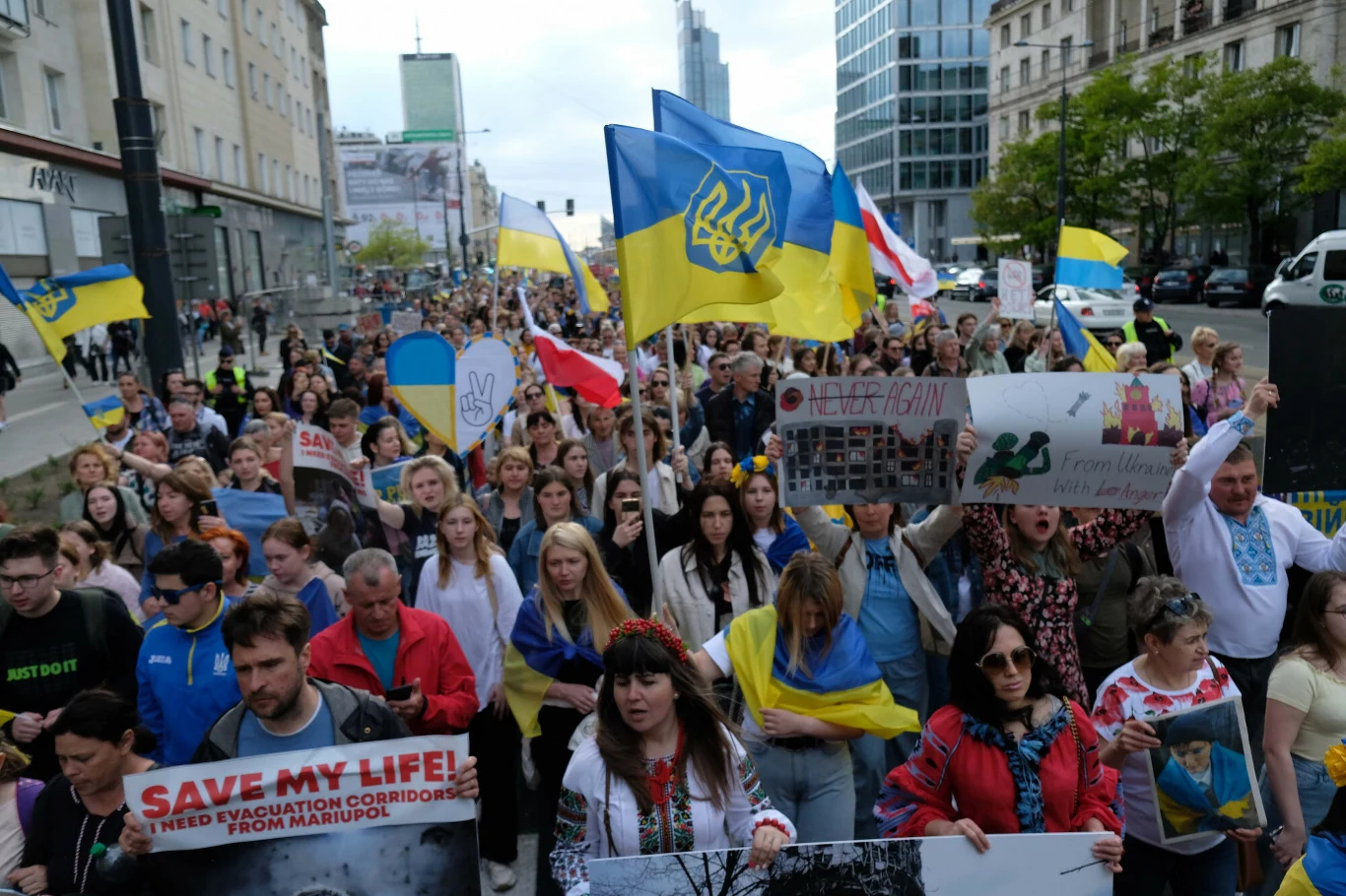 Manifestacja wsparcia dla Ukrainy przeszła w niedzielę przez Warszawę Manifestacja wsparcia dla Ukrainy przeszła w niedzielę przez Warszawę