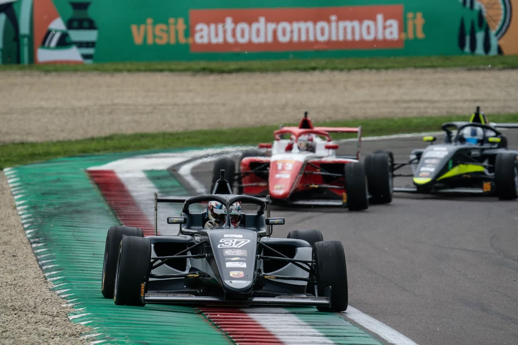 Kacper Sztuka na prowadzeniu podczas wyścigu Formuły 4 na torze Imola