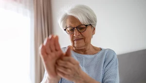 Zaczerwienieniem skóry na powierzchni dłoni, szczególnie w okolicy kłębu kciuka i małego palca, to tzw. rumień dłoniowy, który jest objawem chorej wątroby
