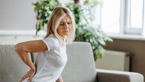 Osteoporoza nazywana jest "cichym złodziejem kości". W jej przebiegu dochodzi do stopniowej utraty masy kostnej, co powoduje, że kości stają się słabe i mniej odporne na złamania