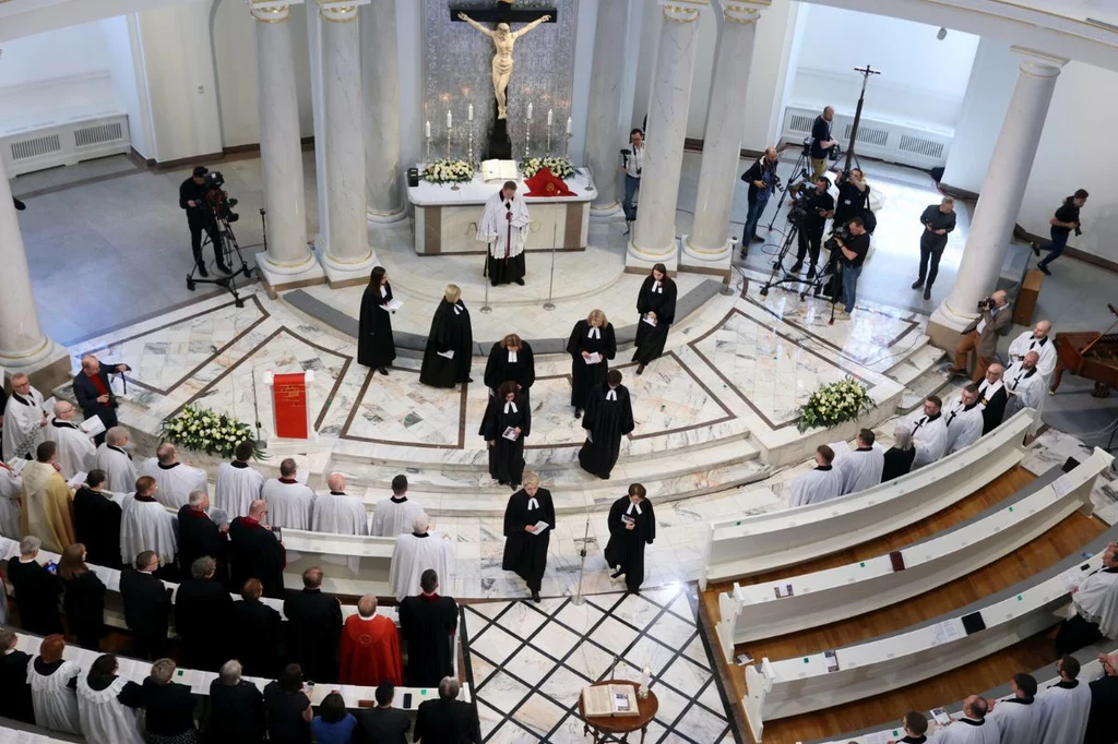 07 maja 2022 roku w  Kościele Świętej Trójcy w Warszawie, odbyła się uroczystość wyświęcenia na księży dziewięciu diakonek w Kościele Ewangelicko-Augsburskim