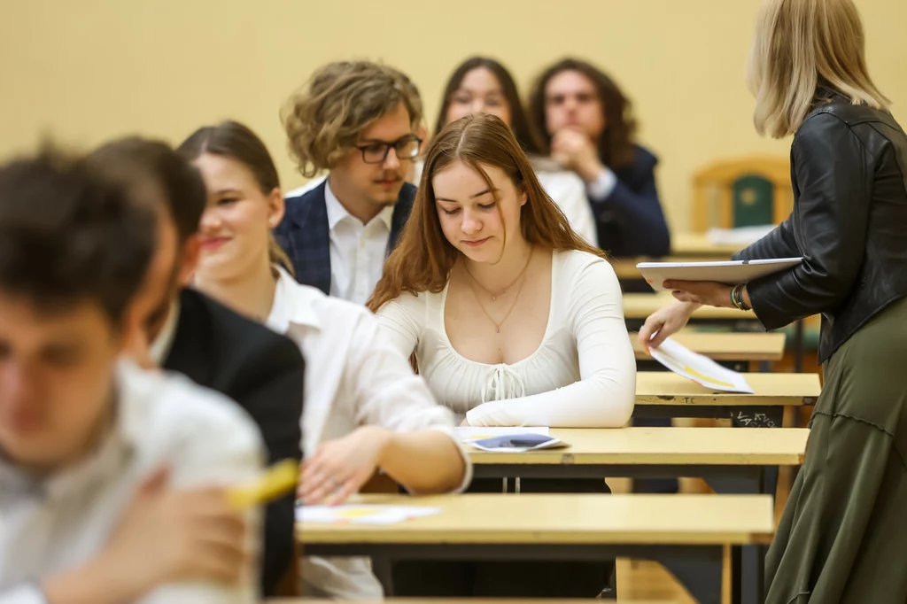Dziś matura z polskiego na poziomie rozszerzonym. Po egzaminie arkusze CKE i odpowiedzi znajdziecie w Interii Dziś matura z polskiego na poziomie rozszerzonym. Po egzaminie arkusze CKE i odpowiedzi znajdziecie w Interii
