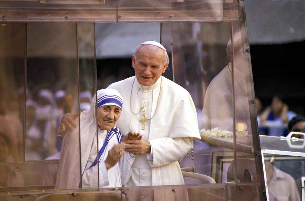 Jan Paweł II wielokrotnie miał okazję spotykać Matkę Teresę, o której mówił: "(...) pamiętam jej drobną postać, przytłoczoną brzemieniem życia, które poświęciła służbie najuboższym z ubogich.