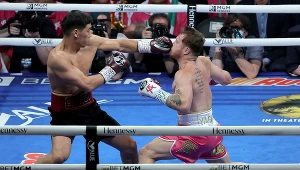 Dmitrij Biwoł (z lewej) w walce z Saulem Alvarezem