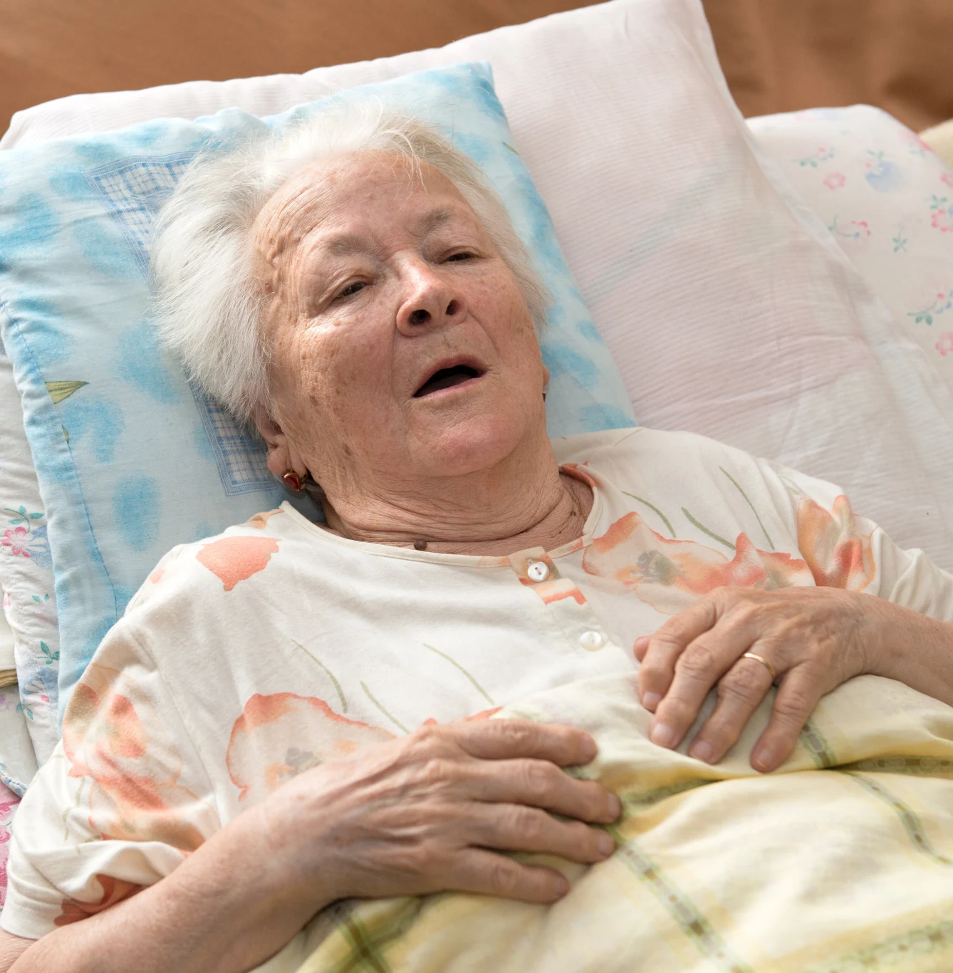 Ostatnie oddechy agonalne mają charakterystyczny dźwięk, dlatego nazywane są "grzechotką śmierci" Ostatnie oddechy agonalne mają charakterystyczny dźwięk, dlatego nazywane są "grzechotką śmierci"
