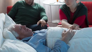 Ostatnie oddechy przed śmiercią brzmią w ten sposób. Bliskich to niepokoi