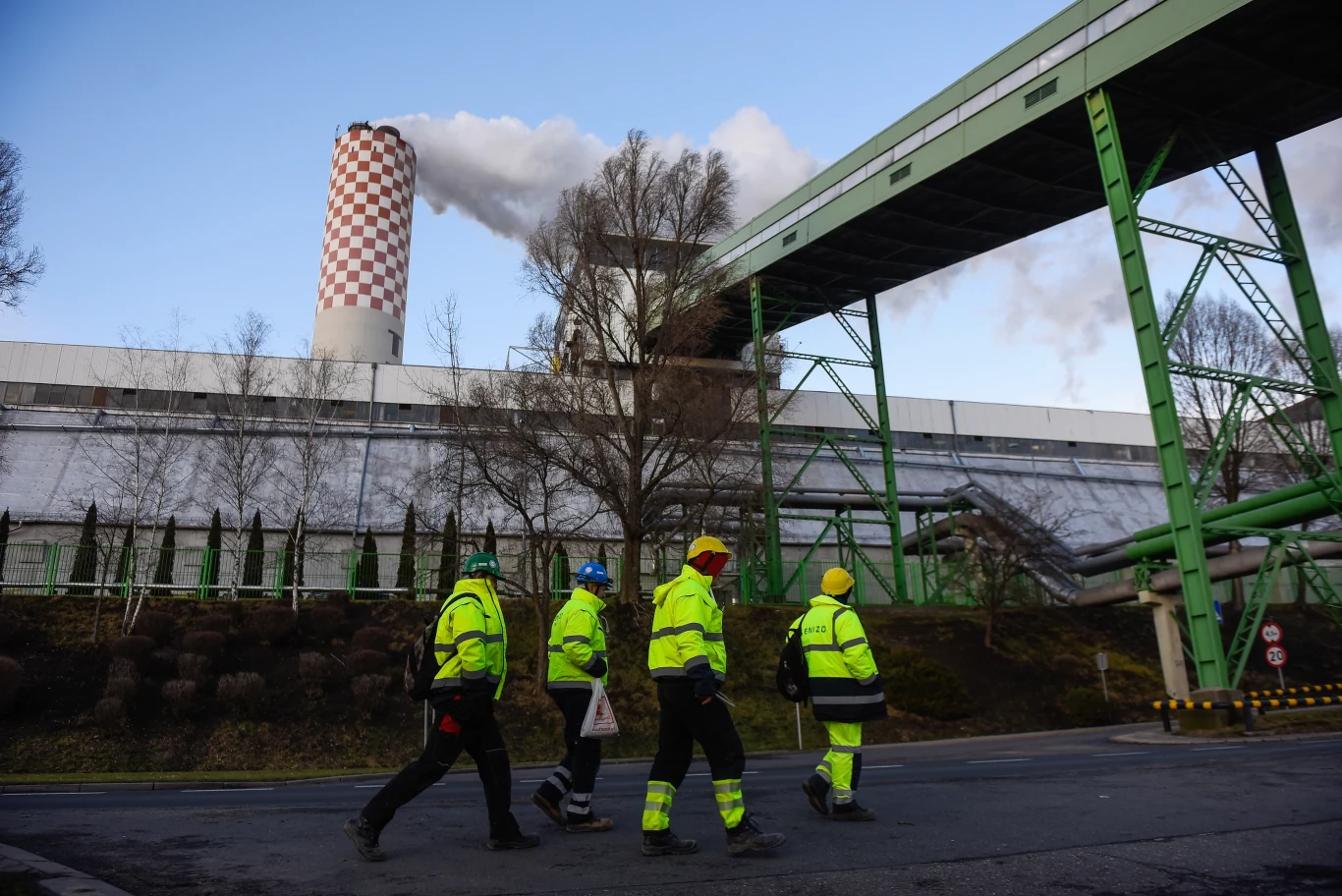 Nie będzie pieniędzy z UE na transformację energetyczną powiatu zgorzelskiego, gdzie zlokalizowane są kopalnia i elektrownia Turów. Komisja Europejska oceniła, że plany odejścia od węgla w tym regionie są niewystarczające Nie będzie pieniędzy z UE na transformację energetyczną powiatu zgorzelskiego, gdzie zlokalizowane są kopalnia i elektrownia Turów. Komisja Europejska oceniła, że plany odejścia od węgla w tym regionie są niewystarczające