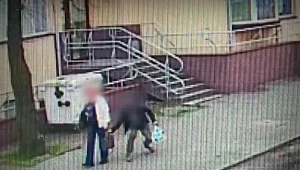 Mężczyzna podkradł się z tyłu do idącej chodnikiem kobiety i usiłował wyszarpnąć jej torebkę