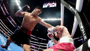 Dmitrij Biwoł (z lewej) pokonał pewnie na punkty Saula "Canelo" Alvareza