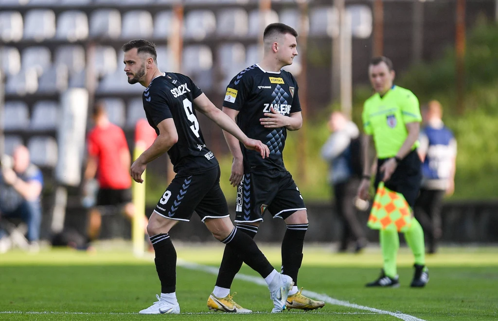 Moment, w którym Kacper Smoleń w 16. sekundzie meczu schodzi z placu gry Moment, w którym Kacper Smoleń w 16. sekundzie meczu schodzi z placu gry