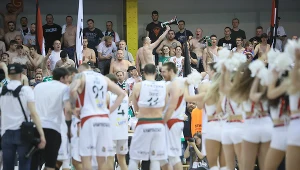 Zawodnicy i kibice Legii Warszawa cieszą się po wygranym meczu półfinałowym z Anwilem Włocławek