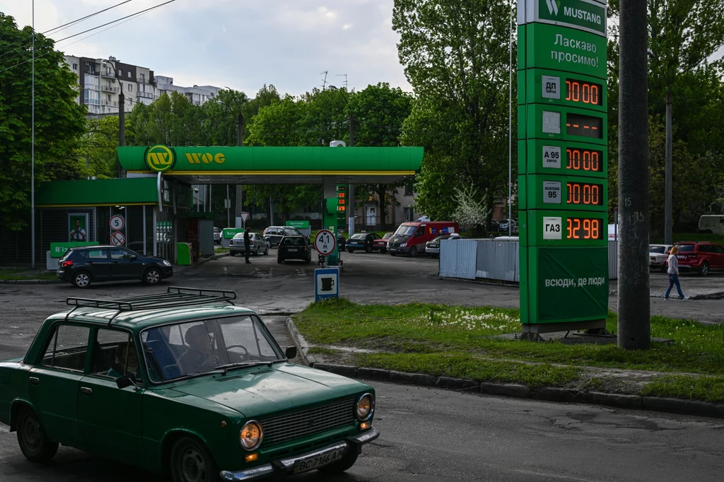 Na stacjach, również na zachodzie Ukrainy, brakuje paliw. Na zdjęciu stacja we Lwowie