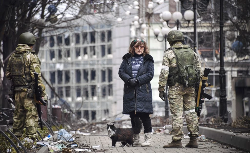 Rosjanie chodzą po mieszkaniach w Ługańsku i szukają mężczyzn do "zmobilizowania". Zdjęcie ilustracyjne Rosjanie chodzą po mieszkaniach w Ługańsku i szukają mężczyzn do "zmobilizowania". Zdjęcie ilustracyjne