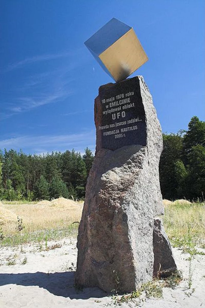 Pomnik UFO w Emilcinie (lubelskie). Kostka ma symbolizować tajemnicę