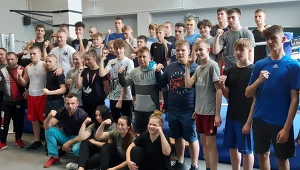 Pięściarze i trenerzy Bytomskiej Akademii Boksu. Damian Jonak pierwszy z lewej w dolnym rzędzie