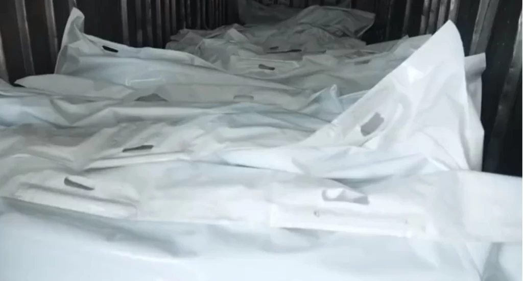 Ciała rosyjskich żołnierzy w wagonach kolejowych pod Kijowem
