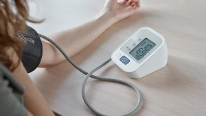 Niskie ciśnienie może być spowodowane hormonami. To wtedy serce kołacze