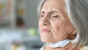 Suchość w ustach to jeden z objawów starzenia się organizmu. Może być też wynikiem przyjmowania niektórych leków bądź rozwoju pewnych schorzeń