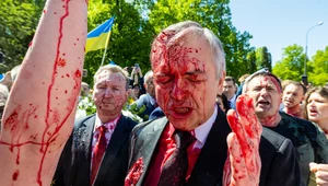 Czy wolno polewać farbą ambasadora Rosji?