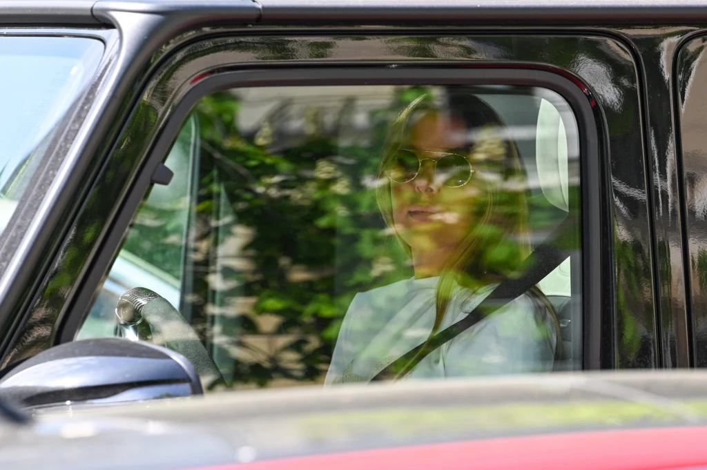 Ewa Chodakowska odjeżdża w Mercedesie za milion złotych z psem i Roleksem za 450 tysięcy