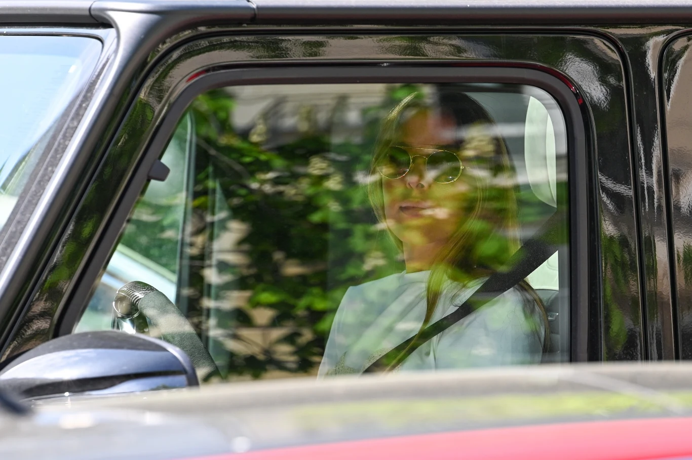 Ewa Chodakowska odjeżdża w Mercedesie za milion złotych z psem i Roleksem za 450 tysięcy Ewa Chodakowska odjeżdża w Mercedesie za milion złotych z psem i Roleksem za 450 tysięcy