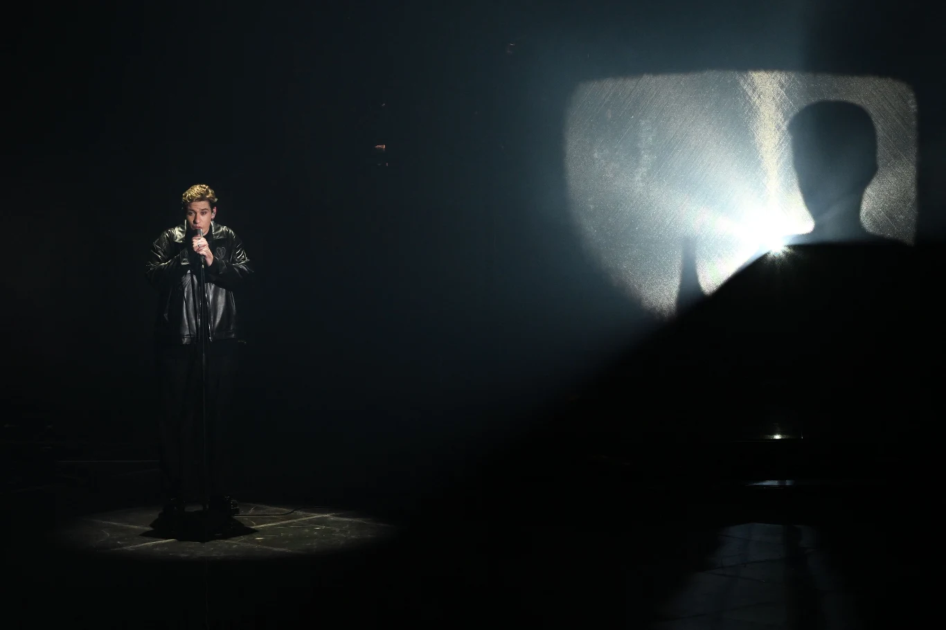 Marius Bear także postawił na skromne środki i wystąpił na scenie samotnie. Reprezentant Szwajcarii jest jednym z najbardziej niespodziewanych finalistów - bukmacherzy nie dawali mu szans na awans.