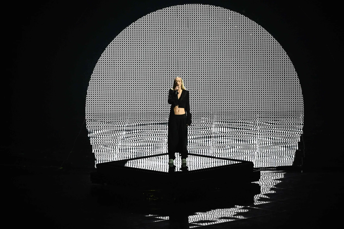 S10 ze wzruszającym utworem "De Diepte" z Holandii wyśpiewała sobie awans do ścisłego finału.