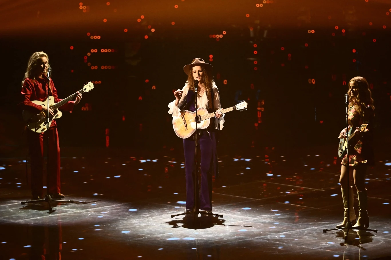 Systur, choć z Islandii, wykonali piosenkę zakorzenioną w amerykańskim country. Jako wielkie zaskoczenie tegorocznej edycji przeszli do finału.