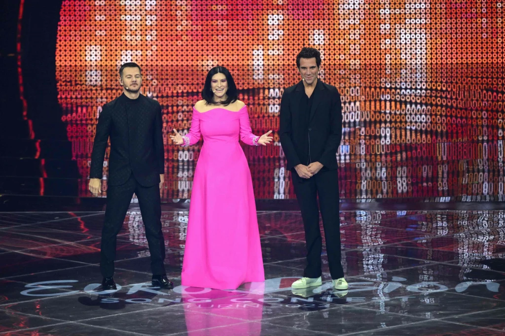 Eurowizja 2022, prowadzący koncert: włoski prezenter telewizyjny - Alessandro Cattelan, włoska piosenkarka - Laura Pausini i brytyjski wokalista - Mika Eurowizja 2022, prowadzący koncert: włoski prezenter telewizyjny - Alessandro Cattelan, włoska piosenkarka - Laura Pausini i brytyjski wokalista - Mika