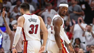 Max Strus i Jimmy Butler z Miami Heat