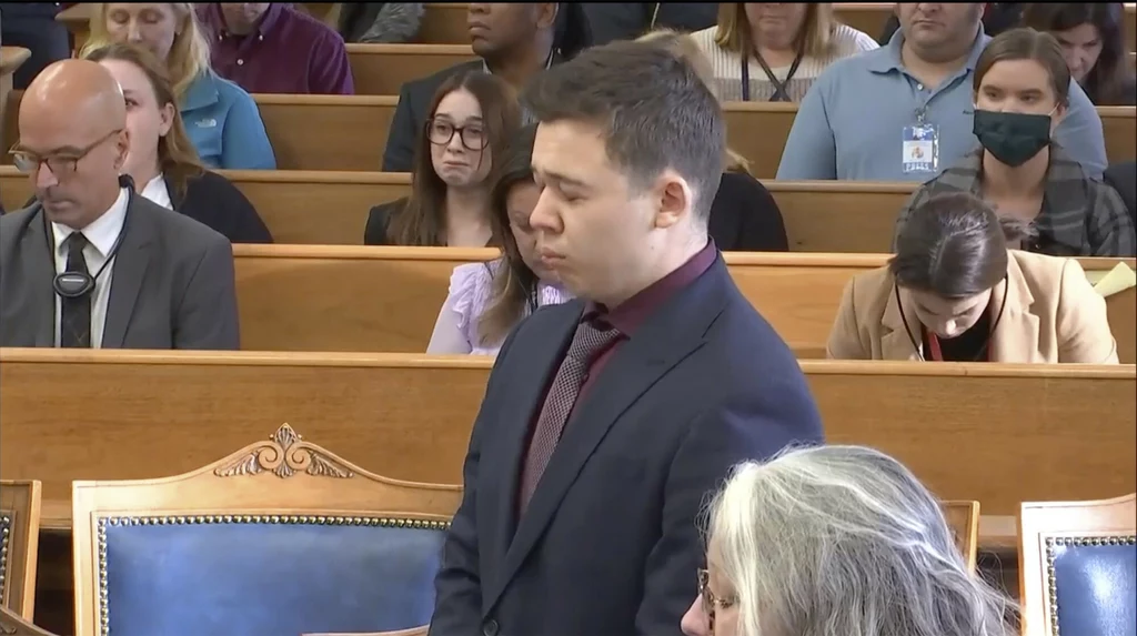 Kyle Rittenhouse podczas ogłaszania uniewinniającego go wyroku