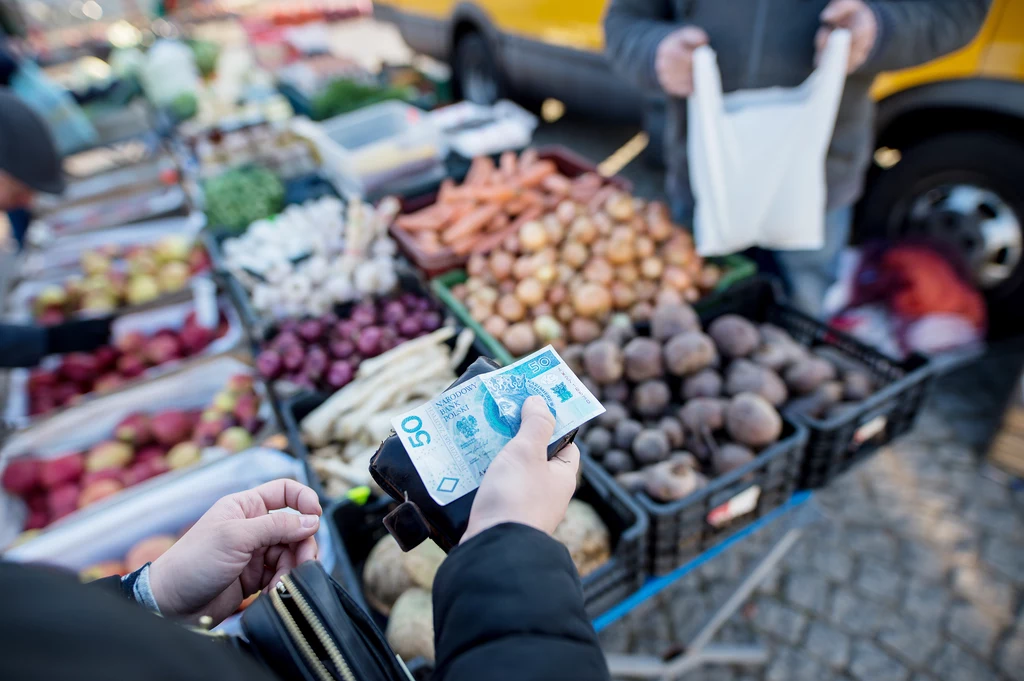 Szok cenowy na polskich targowiskach podczas kupowania owoców i warzyw może zdarzać się coraz częściej. Zmieniający się klimat utrudnia życie rolnikom, którzy będą zmuszeni podnieść ceny 