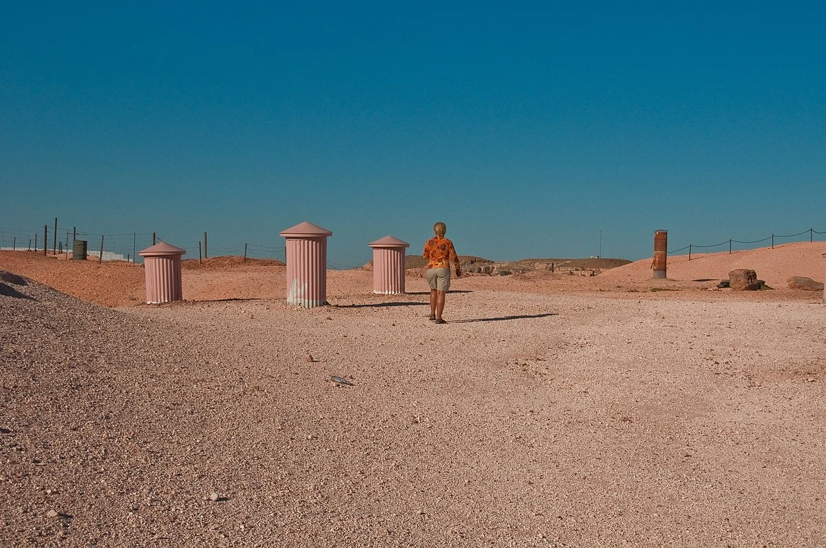 Pośrodku australijskiej pustyni leży podziemne miasto Coober Peddy. Na zdjęciu widać szyby wentylacyjne mieszkań Pośrodku australijskiej pustyni leży podziemne miasto Coober Peddy. Na zdjęciu widać szyby wentylacyjne mieszkań