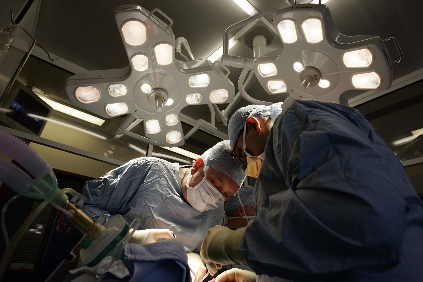 Medycyna i sale operacyjne są dużym źródłem szkodliwych gazów cieplarnianych. Naukowcy oceniają, że negatywny wpływ operacji na środowisko można znacznie ograniczyć Medycyna i sale operacyjne są dużym źródłem szkodliwych gazów cieplarnianych. Naukowcy oceniają, że negatywny wpływ operacji na środowisko można znacznie ograniczyć