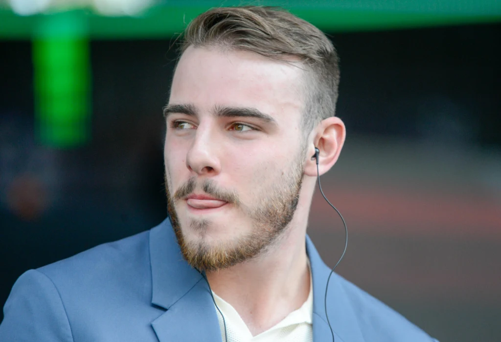 Krystian Ochman pozuje z gołą klatą