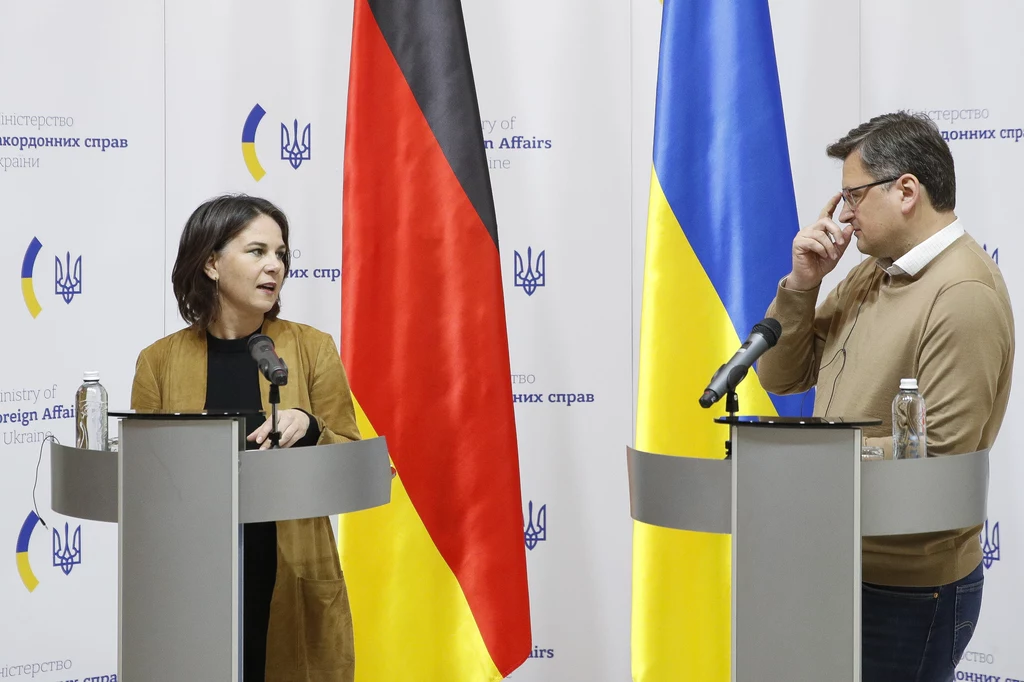 Minister spraw zagranicznych Niemiec Annalena Baerbock podczas konferencji prasowej z ministrem spraw zagranicznych Ukrainy Dmytro Kułebą w Kijowie Minister spraw zagranicznych Niemiec Annalena Baerbock podczas konferencji prasowej z ministrem spraw zagranicznych Ukrainy Dmytro Kułebą w Kijowie