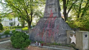 Krośnieński pomnik stoi na cmentarzu radzieckich żołnierzy, otwartym w 1945 roku