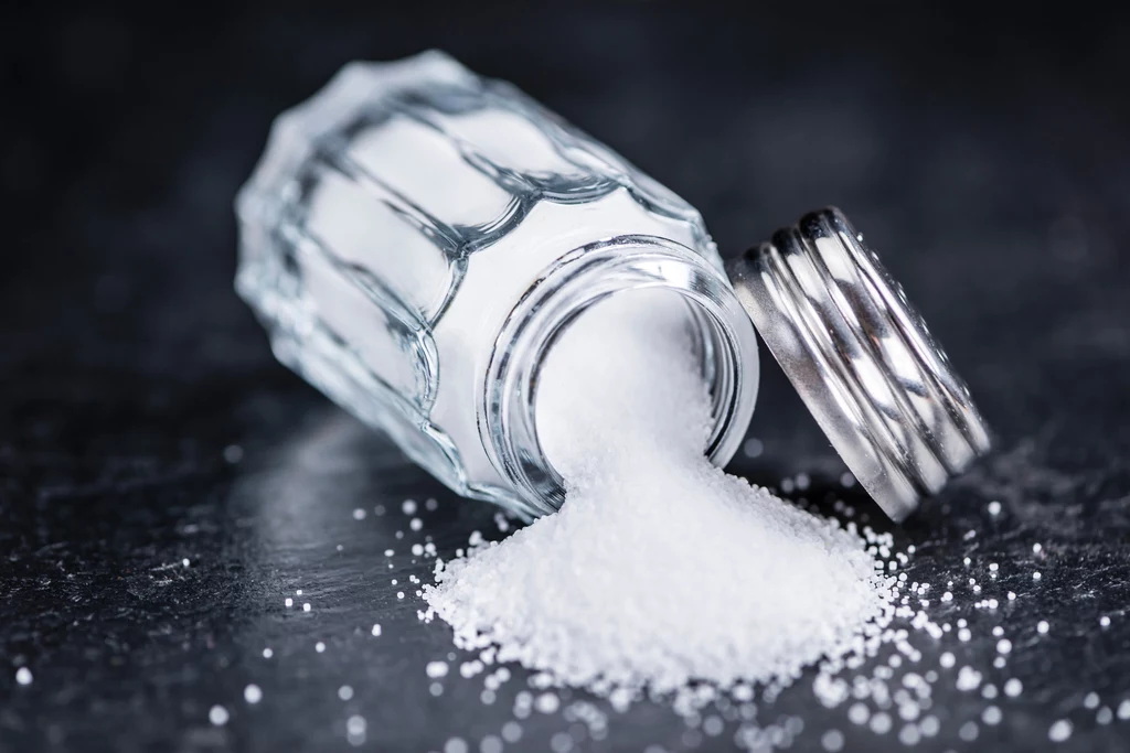 Sól to nie tylko niezbędna do gotowania przyprawa, ale także tajna broń na domowe niepowodzenia