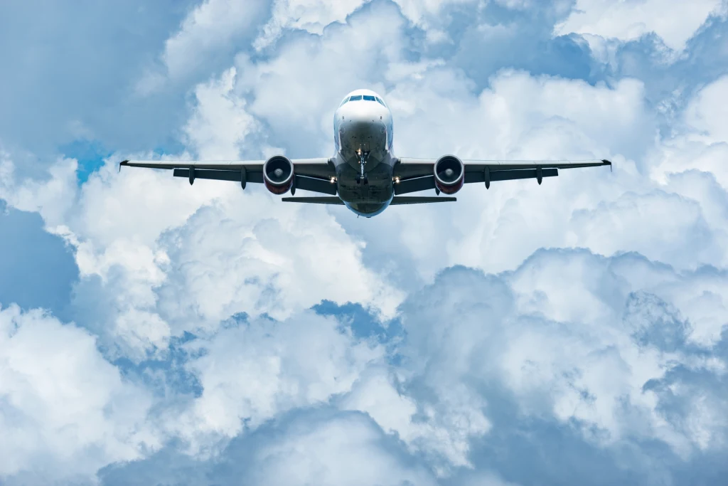 Konflikt między kontrolerami ruchu lotniczego i PAŻP spowodował poważne perturbacje na polskim rynku lotniczym