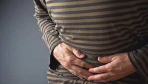 Zapalenie otrzewnej charakteryzuje się silnym, rozlanym po całym brzuchu bólem oraz wymiotami