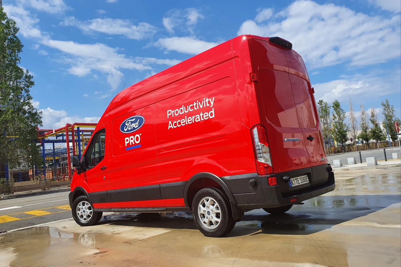 Ford E-Transit - elektryczny van to tylko część większego planu