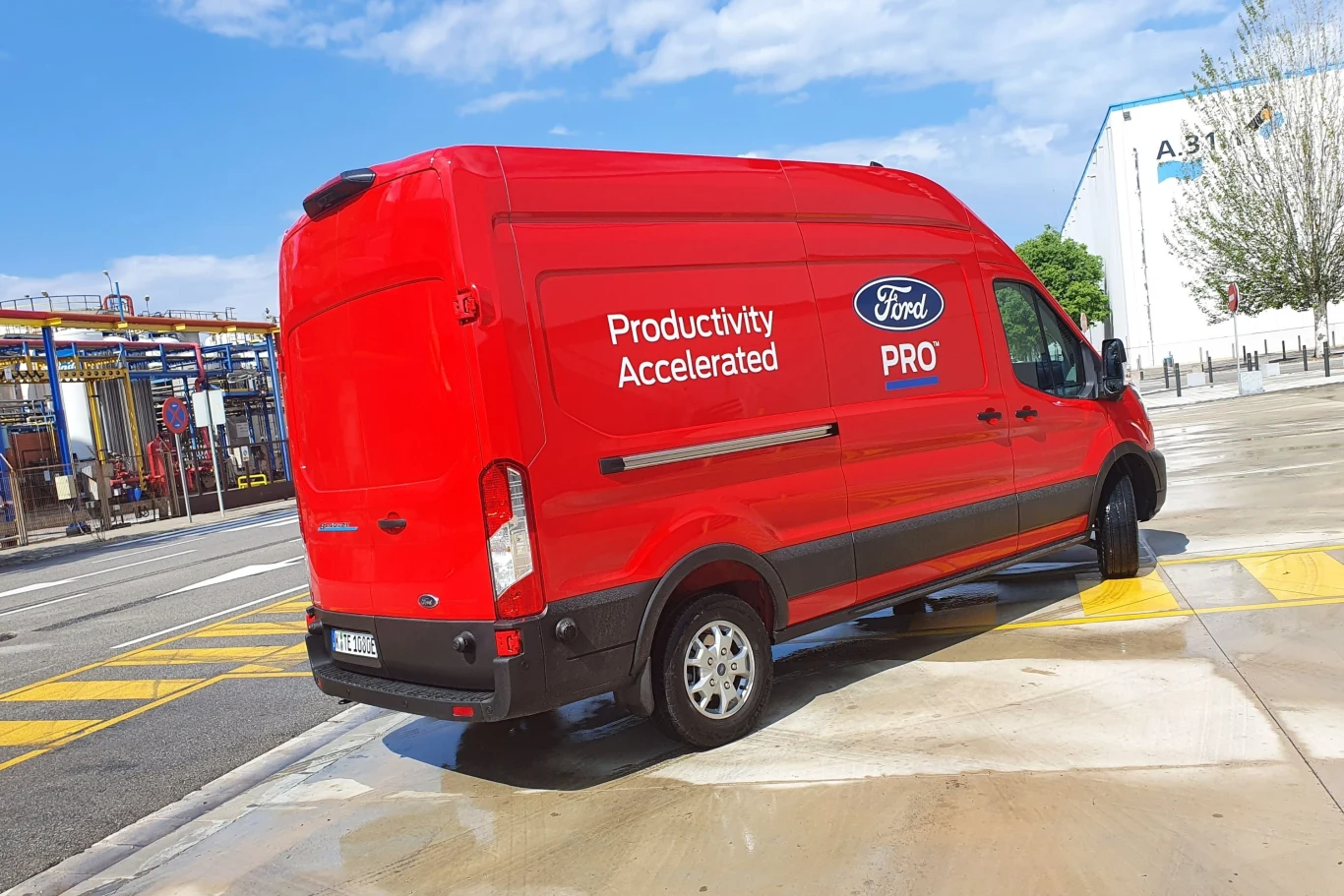 Ford E-Transit - elektryczny van to tylko część większego planu