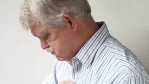 Nadkwasota może objawiać się bólami za mostkiem, co często mylone jest przez pacjentów z bólem serca