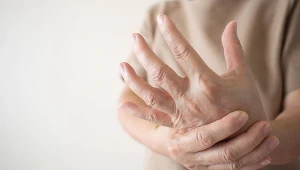 Tężyczka charakteryzuje się drętwieniem i bolesnymi skurczami w obrębie kończyn górnych