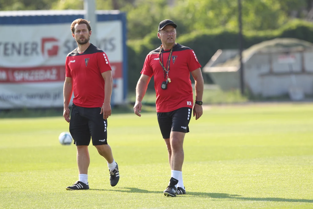 Trenerzy Kosta Runjaic i Tomasz Kaczmarek pracowali razem w Pogoni Szczecin, W sobotę staną przeciw sobie. Trenerzy Kosta Runjaic i Tomasz Kaczmarek pracowali razem w Pogoni Szczecin, W sobotę staną przeciw sobie.