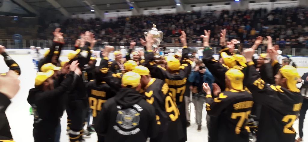 Radość hokeistów GKS-u Katowice po zdobyciu mistrzostwa Polski Radość hokeistów GKS-u Katowice po zdobyciu mistrzostwa Polski
