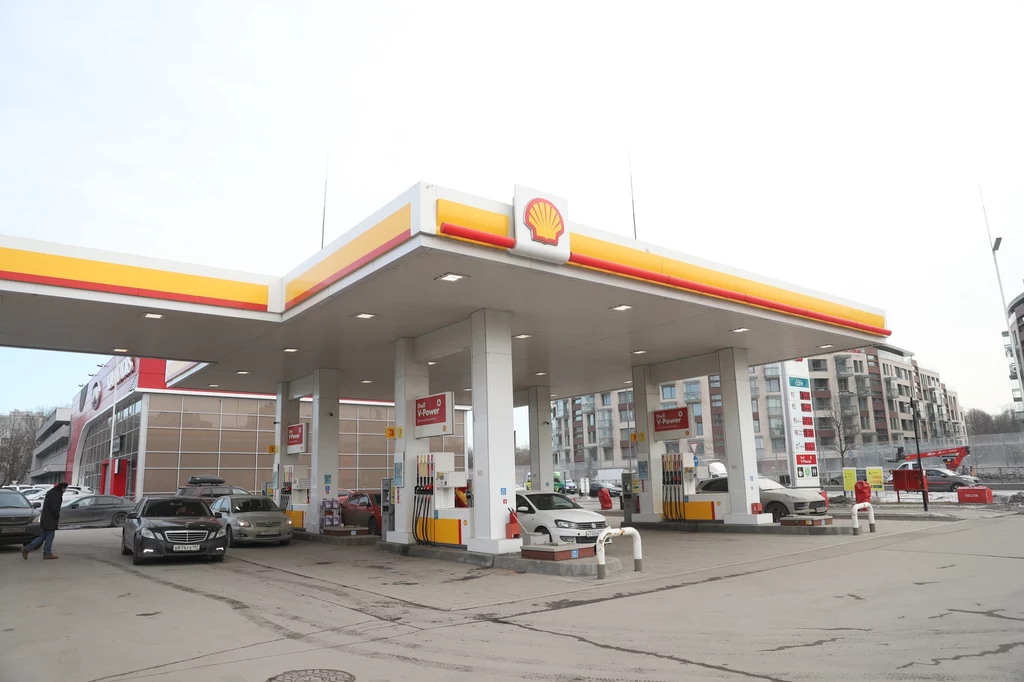 Shell sprzeda swoje stacje w Rosji Łukoilowi